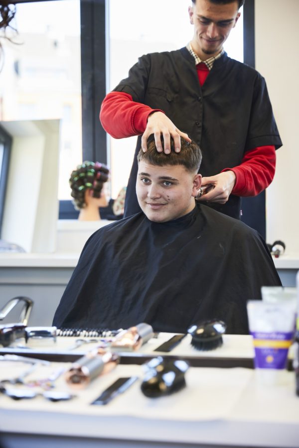 Coiffeur(euse) Professionnel(le) de la Coiffure (Hair Stylist / Hairdresser) / Barber - Cycle Long – Image 16