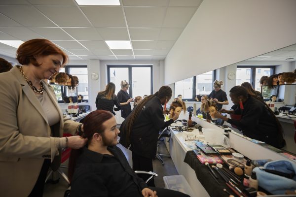 Coiffeur(euse) Professionnel(le) de la Coiffure (Hair Stylist / Hairdresser) / Barber - Cycle Long – Image 7